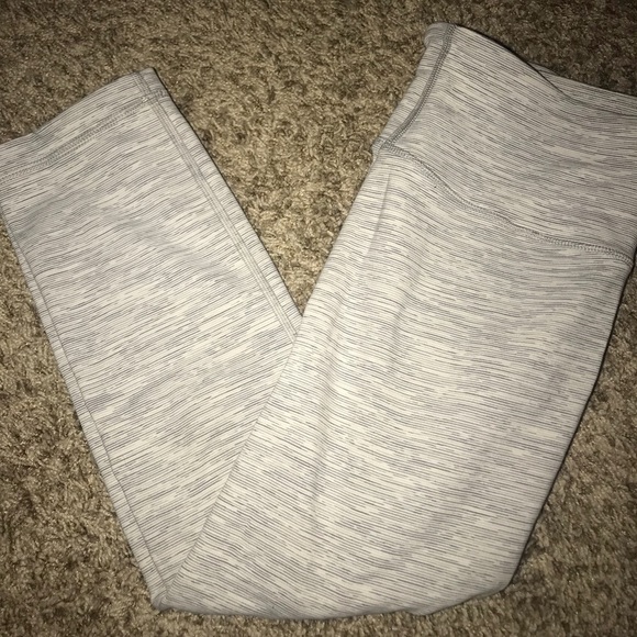 lululemon athletica Pants - EUC lululemon wunder unders 21” crop